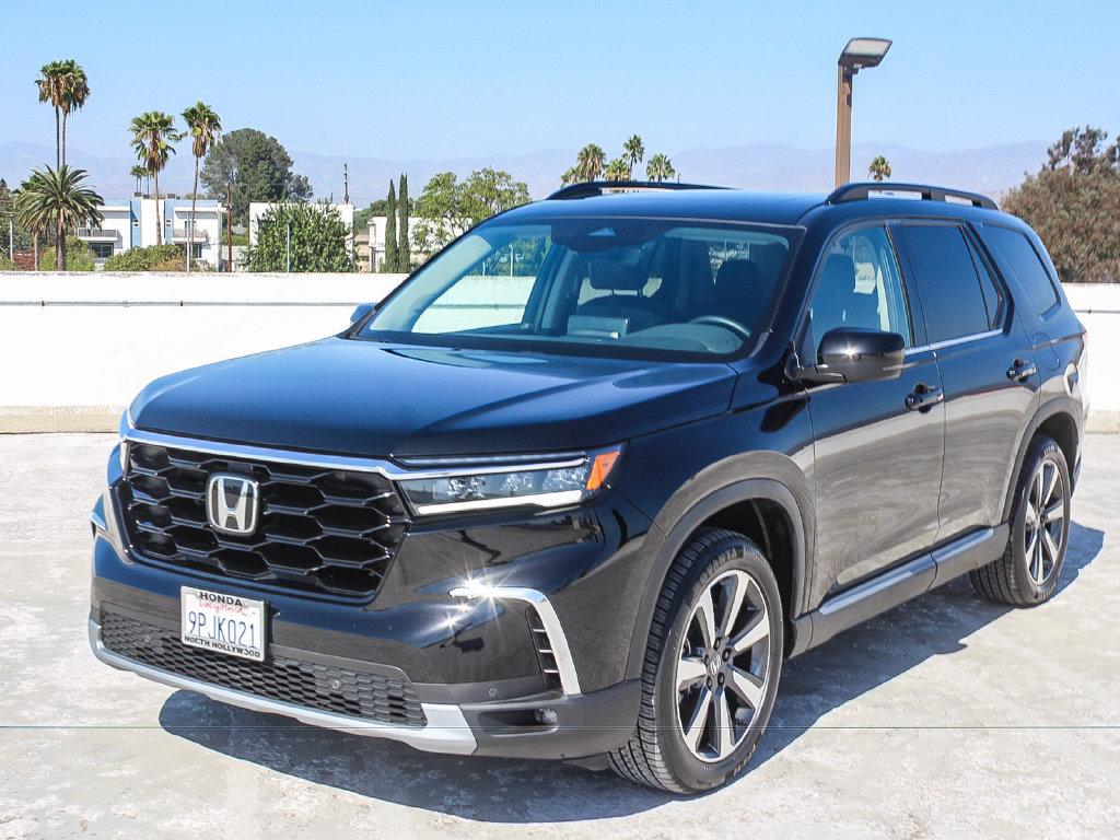 Certified 2025 Honda Pilot Touring image 3