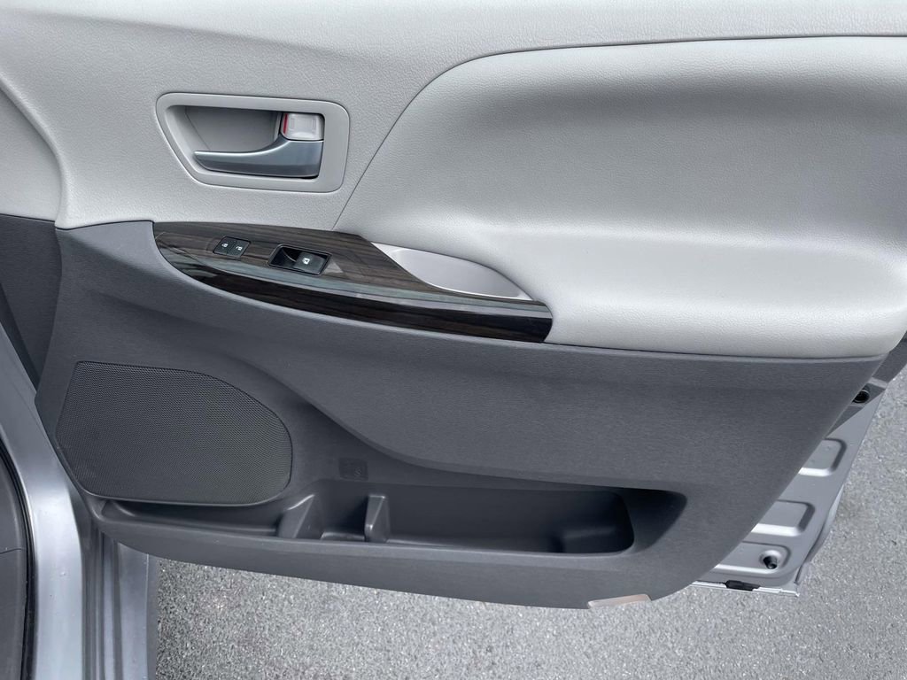 Used 2018 Toyota Sienna XLE Premium image 46