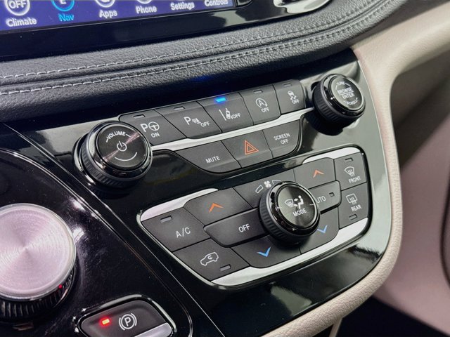 Used 2019 Chrysler Pacifica Limited w/ Advanced Safetytec Group FWD image 18