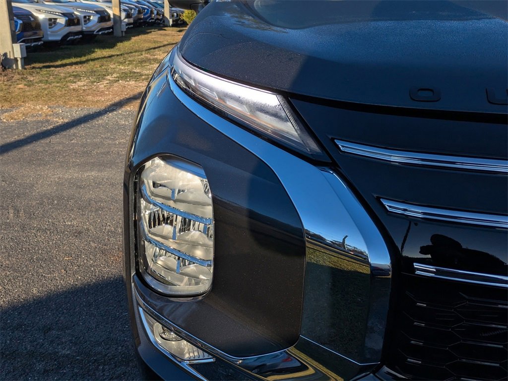 New 2025 Mitsubishi Outlander SE image 10