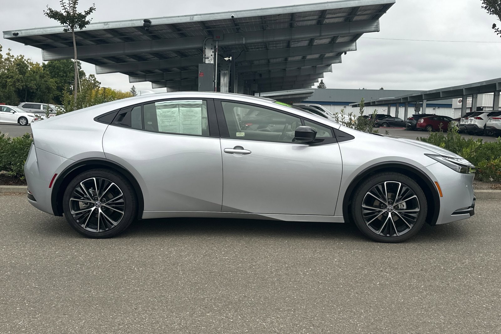 Used 2024 Toyota Prius LE image 3