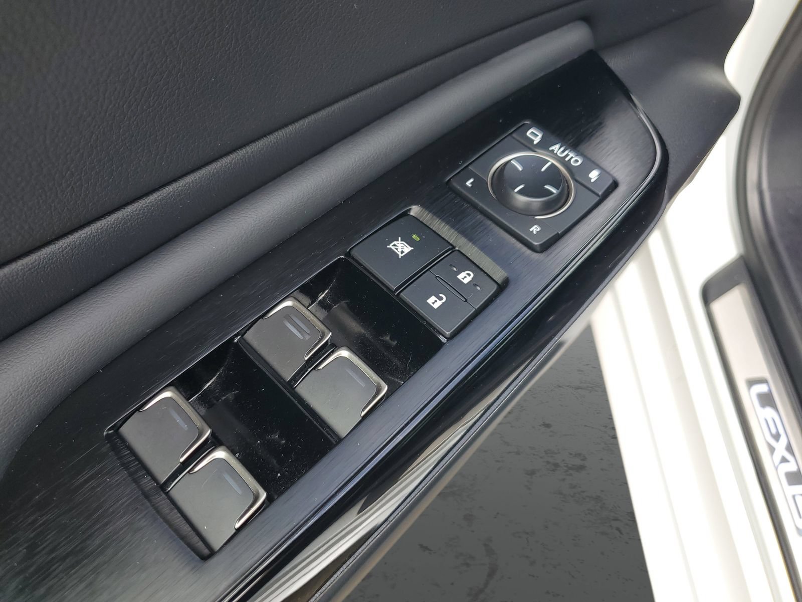 Used 2025 Lexus ES 300h w/ Premium Package FWD image 20