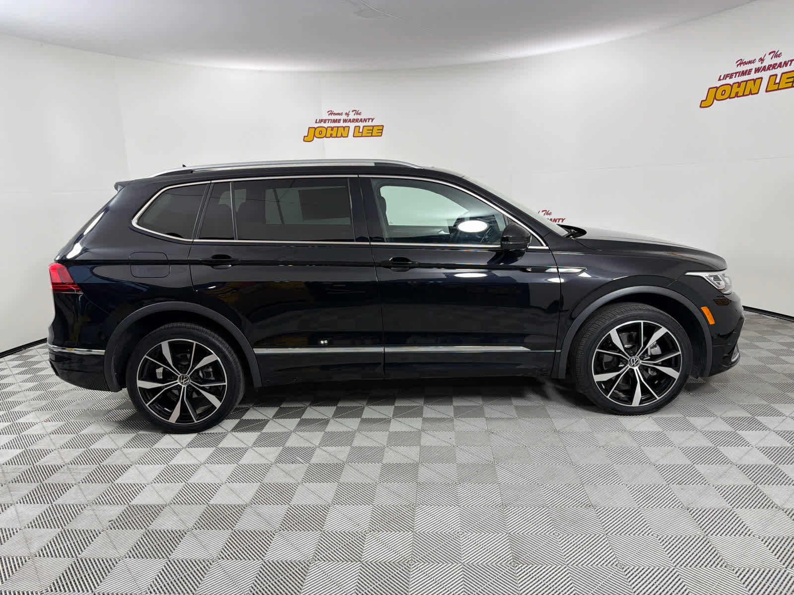 Used 2024 Volkswagen Tiguan SEL R-Line image 7