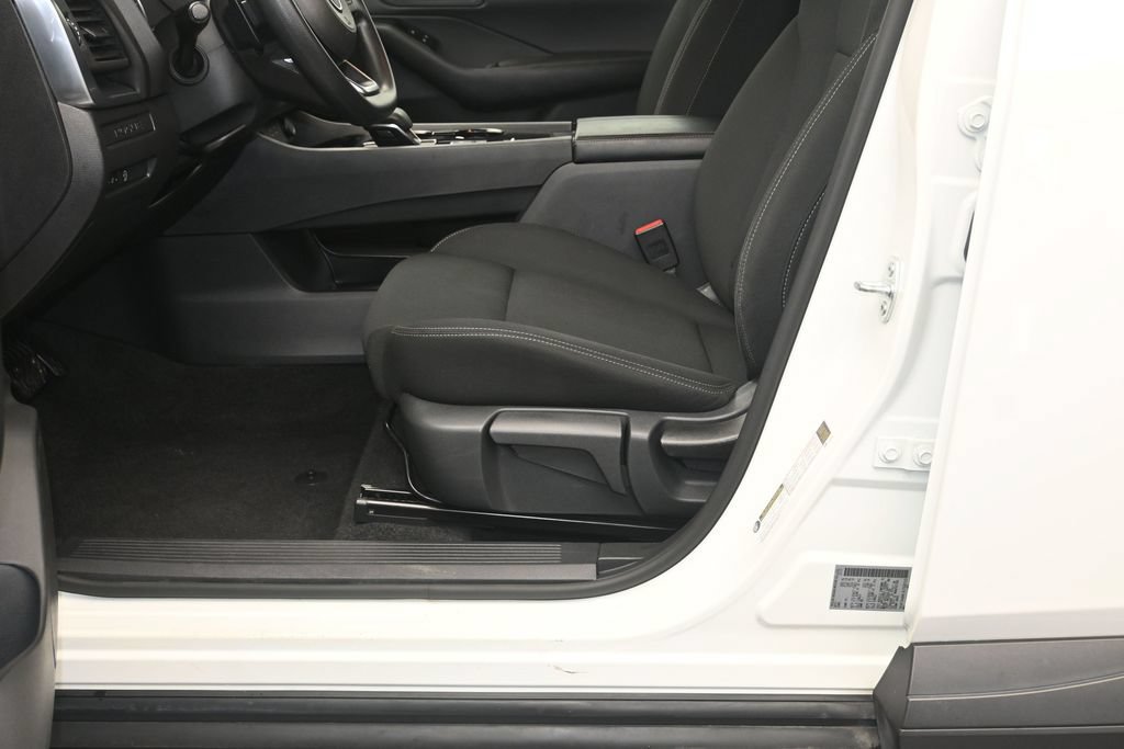 Used 2024 Nissan Rogue S FWD image 21