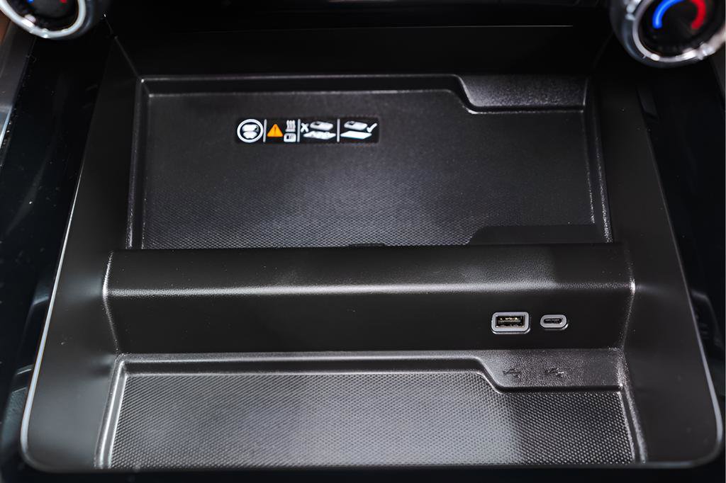 Used 2025 Chevrolet Suburban High Country image 19