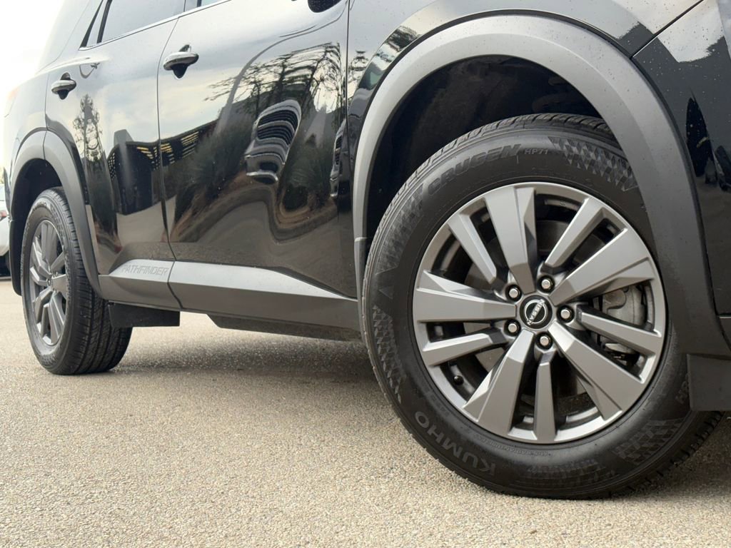 Used 2025 Nissan Pathfinder S image 2