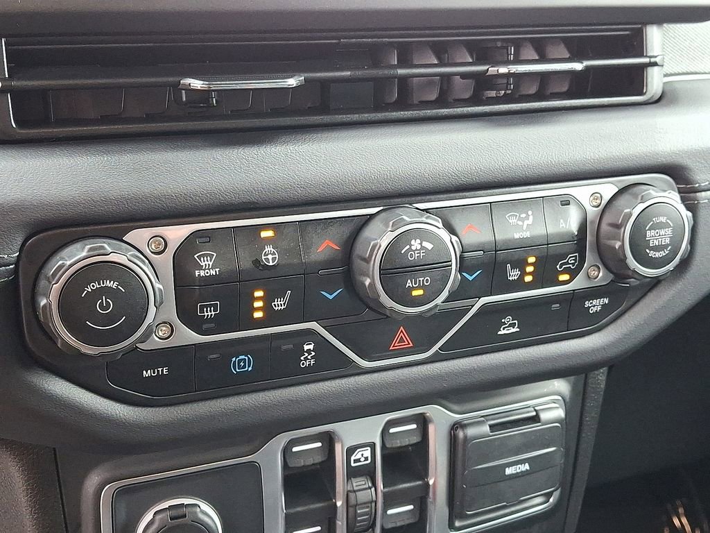 Used 2025 Jeep Wrangler Unlimited Sahara image 15