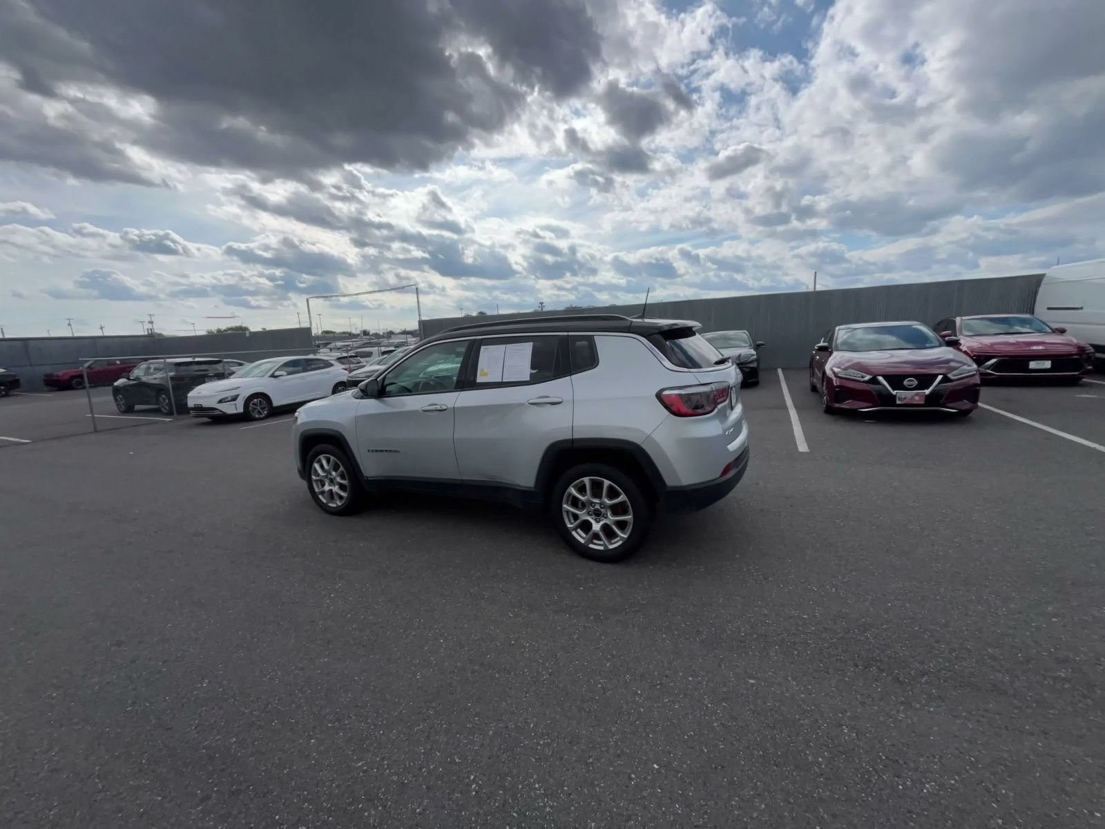 Used 2025 Jeep Compass Limited AWD/4WD image 9