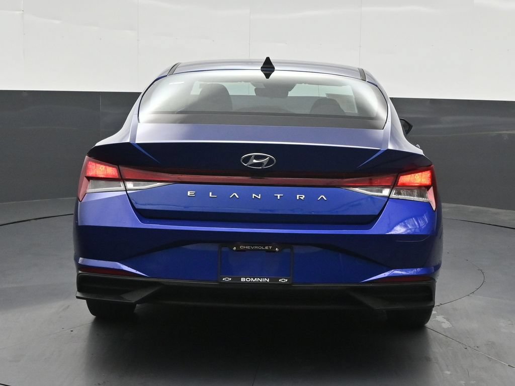 Used 2022 Hyundai Elantra SEL w/ Convenience Package FWD image 4