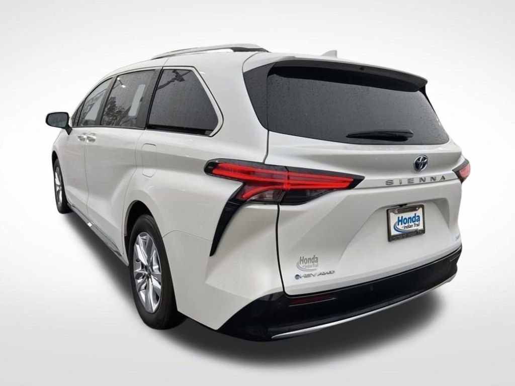 Used 2025 Toyota Sienna Limited image 8