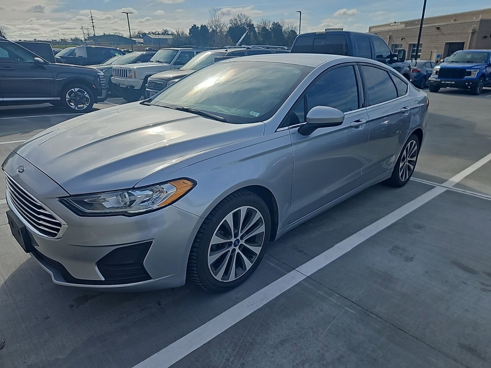 Used 2020 Ford Fusion SE image 2