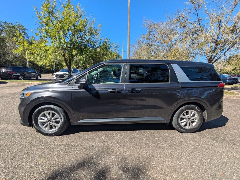 Used 2023 Kia Carnival LX FWD image 7