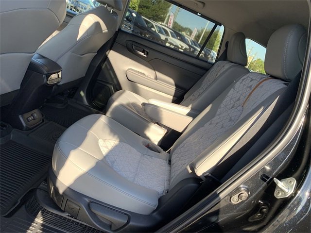 Certified 2023 Toyota Highlander Bronze Edition image 10