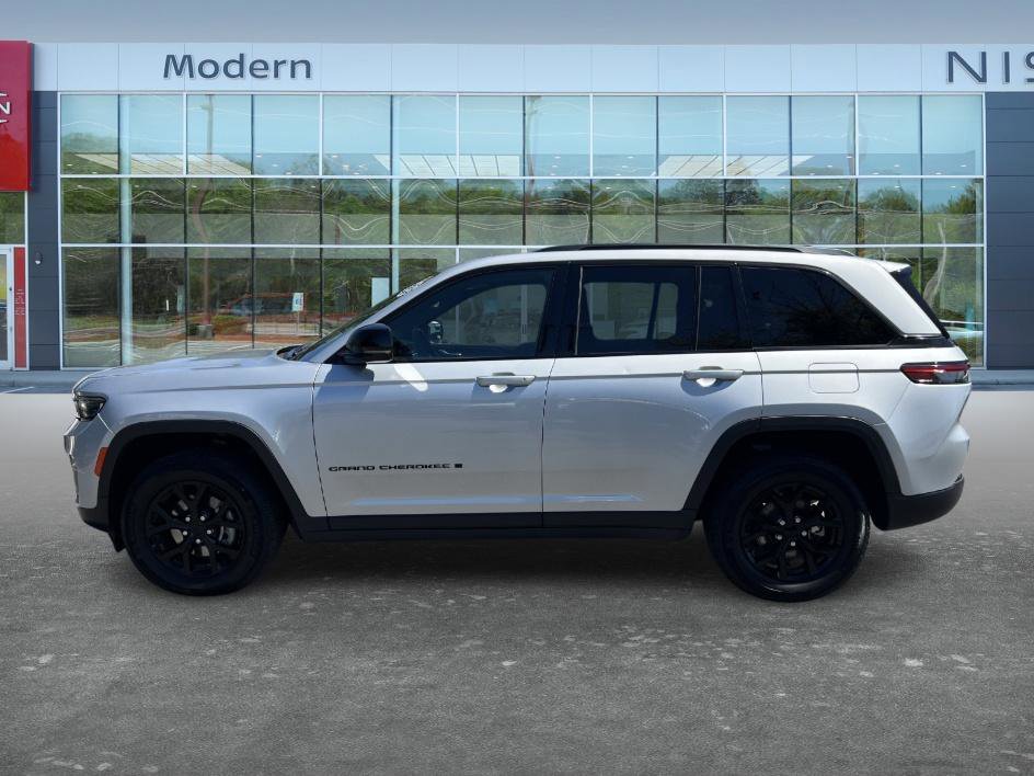 Used 2024 Jeep Grand Cherokee Altitude AWD/4WD image 8
