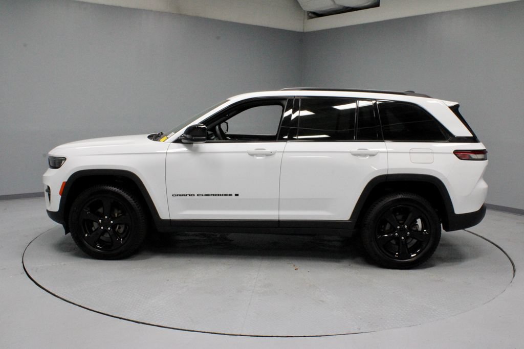 Used 2023 Jeep Grand Cherokee Altitude AWD/4WD image 7
