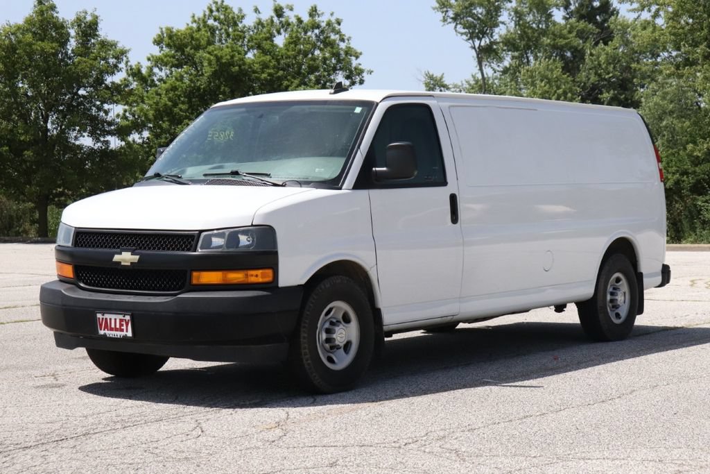 Used 2018 Chevrolet Express 3500 Extended w/ Driver Convenience Package RWD image 5