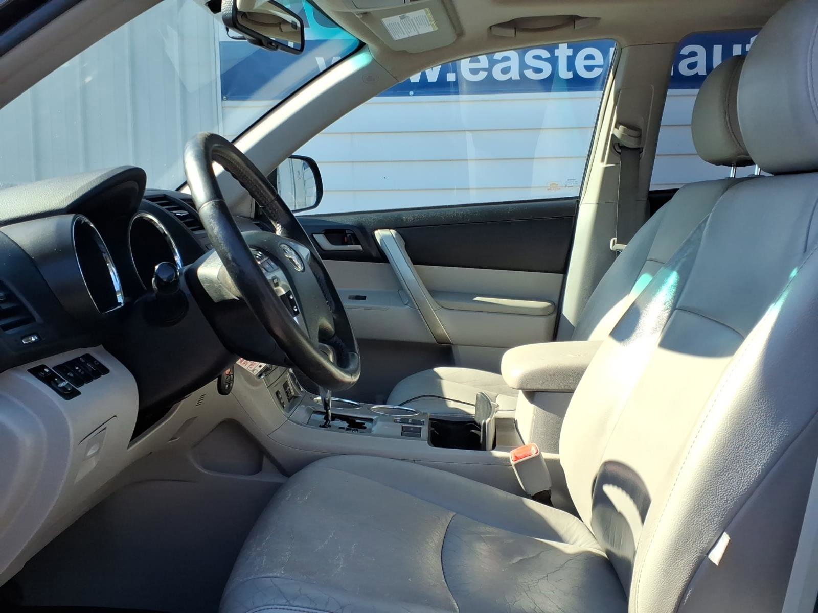 Used 2011 Toyota Highlander SE FWD image 7