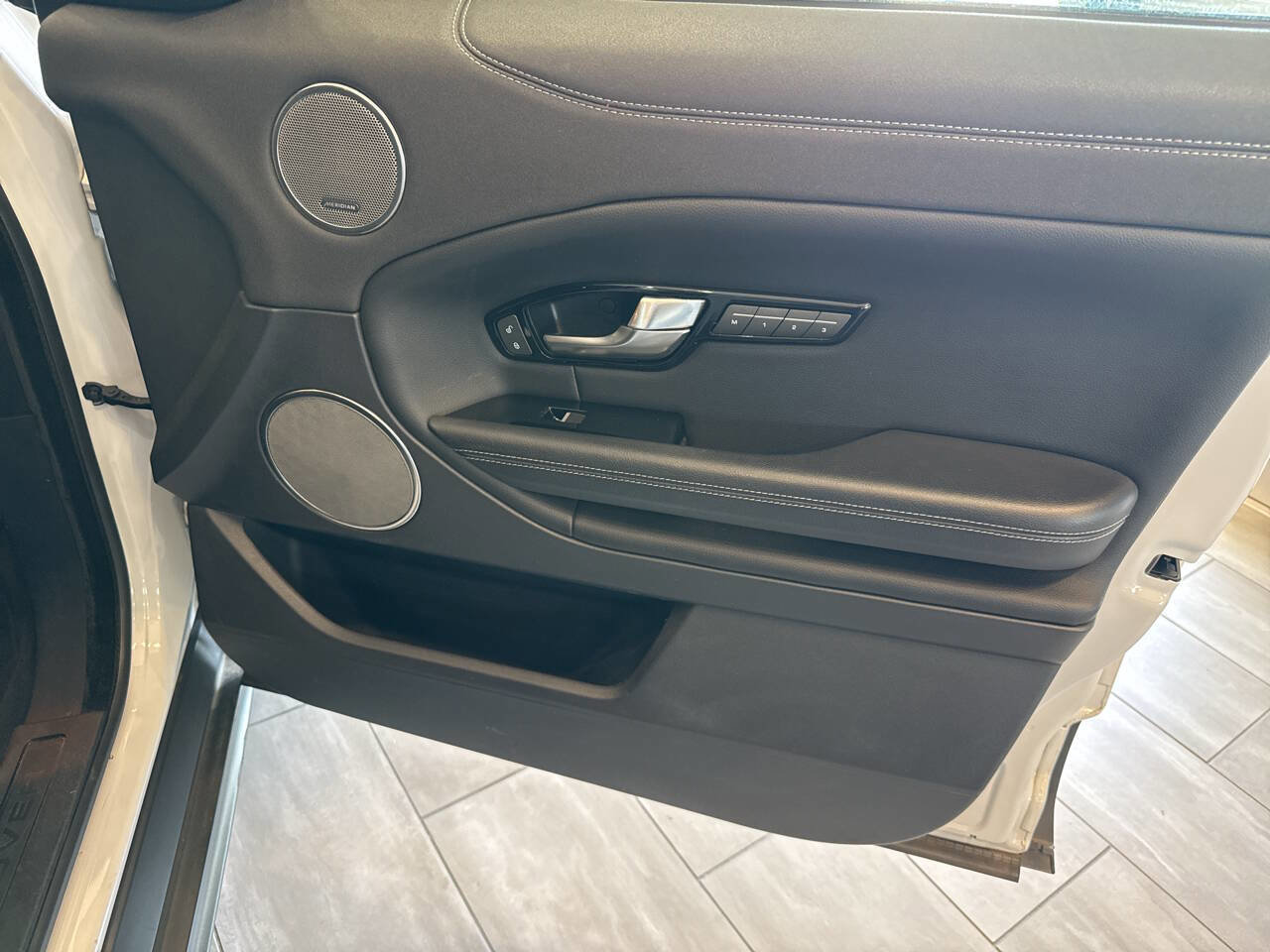 Used 2019 Land Rover Range Rover Evoque SE Premium image 14