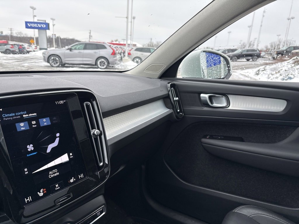 Used 2021 Volvo XC40 T5 Momentum w/ Premium Package image 28