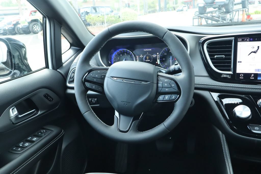 New 2027 Chrysler Pacifica Limited AWD/4WD image 24