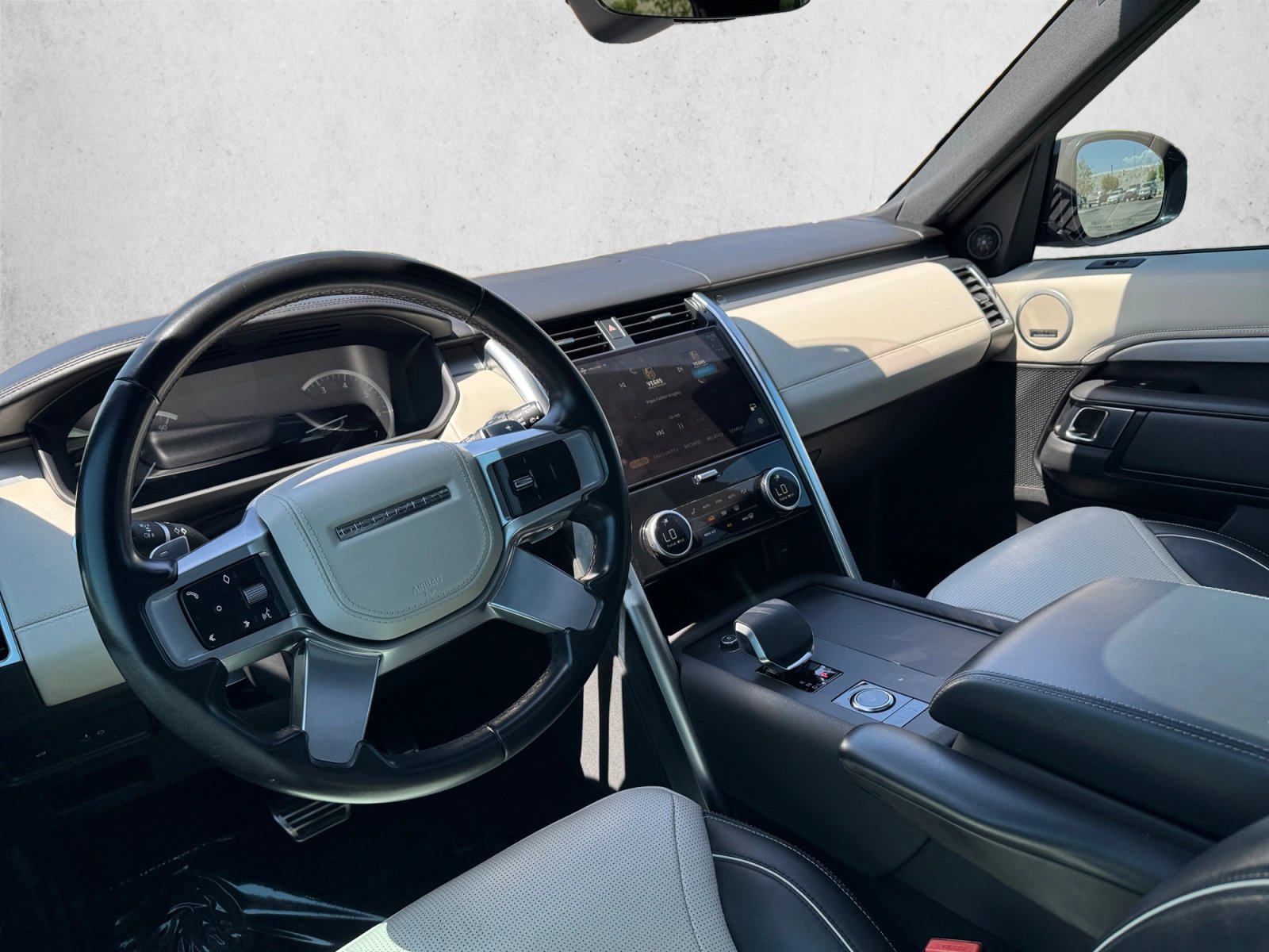 Used 2023 Land Rover Discovery HSE R-Dynamic AWD/4WD image 10