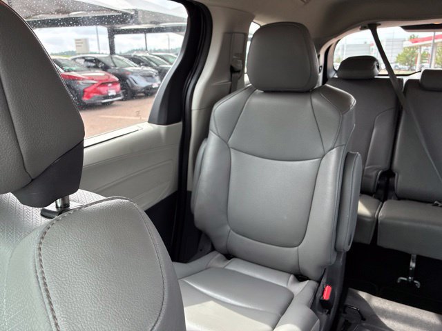 Used 2021 Toyota Sienna XLE FWD image 16