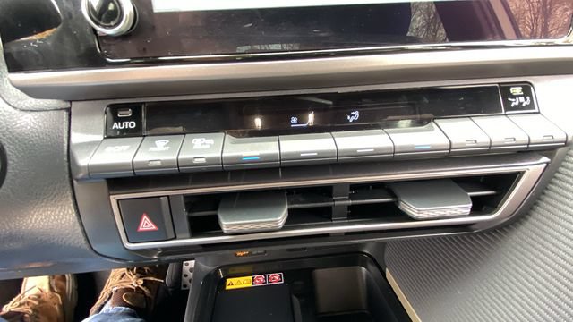 Used 2025 Toyota Camry SE FWD image 25