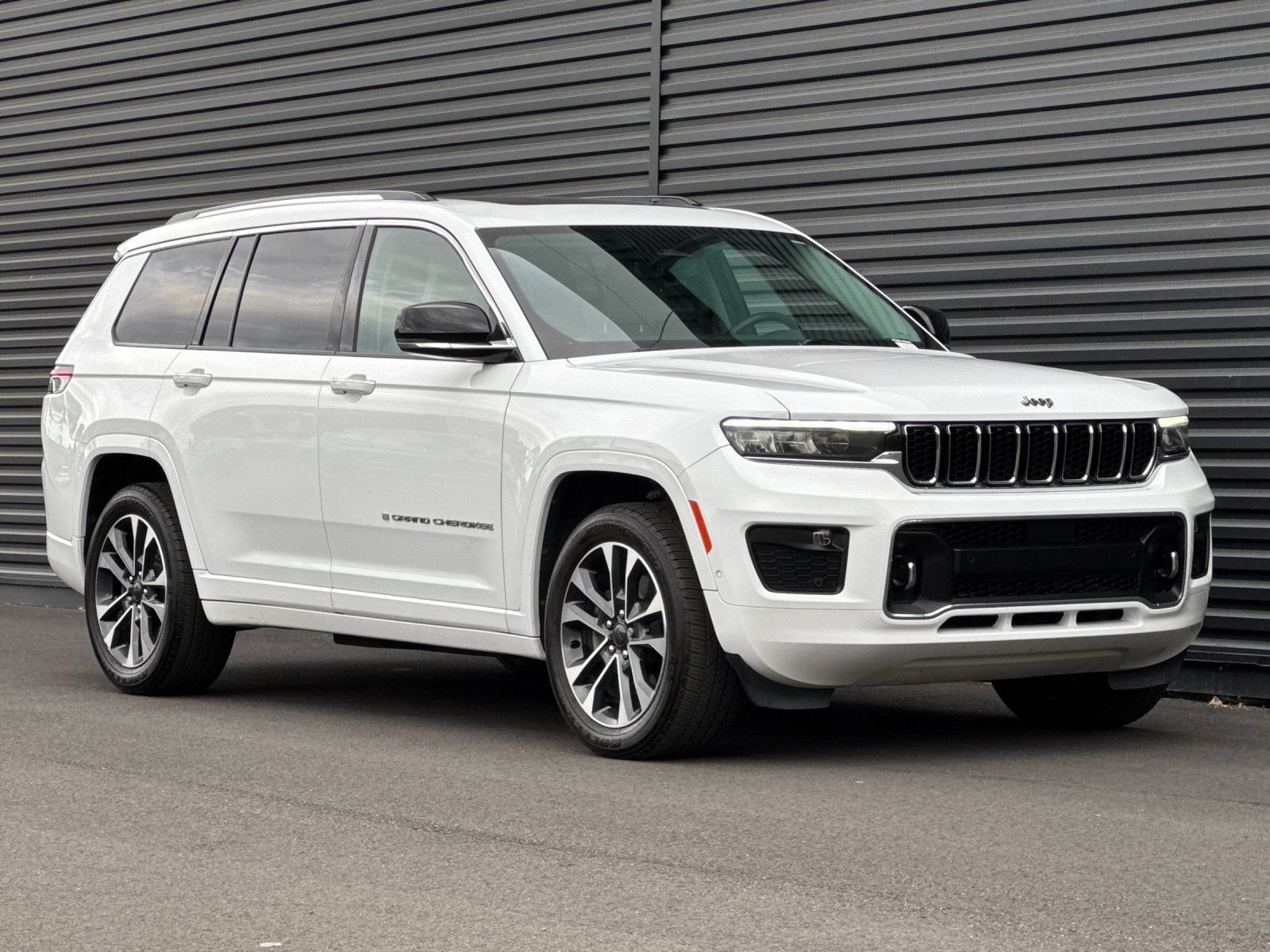 Used 2021 Jeep Grand Cherokee L Overland w/ Luxury Tech Group IV AWD/4WD image 11