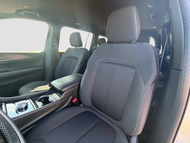 Used 2025 Jeep Grand Cherokee L Laredo AWD/4WD image 21