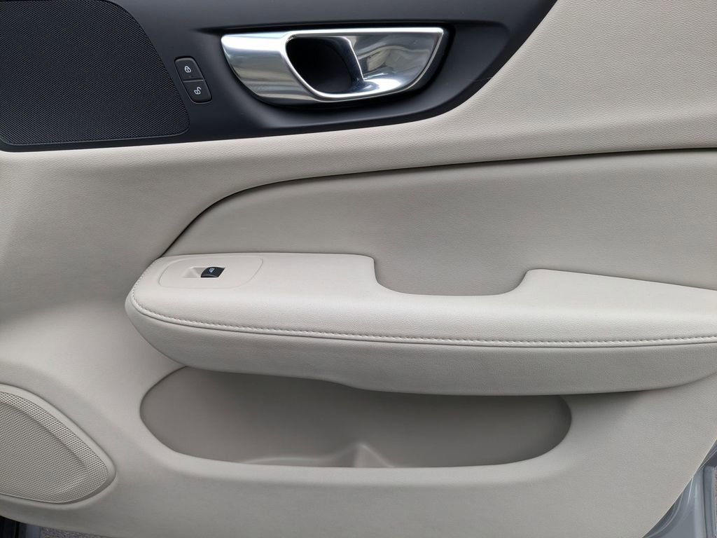 Used 2025 Volvo V60 B5 Cross Country Plus image 31