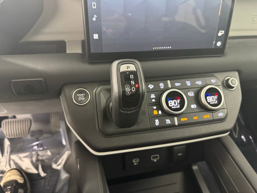 Used 2023 Land Rover Defender 130 SE image 15