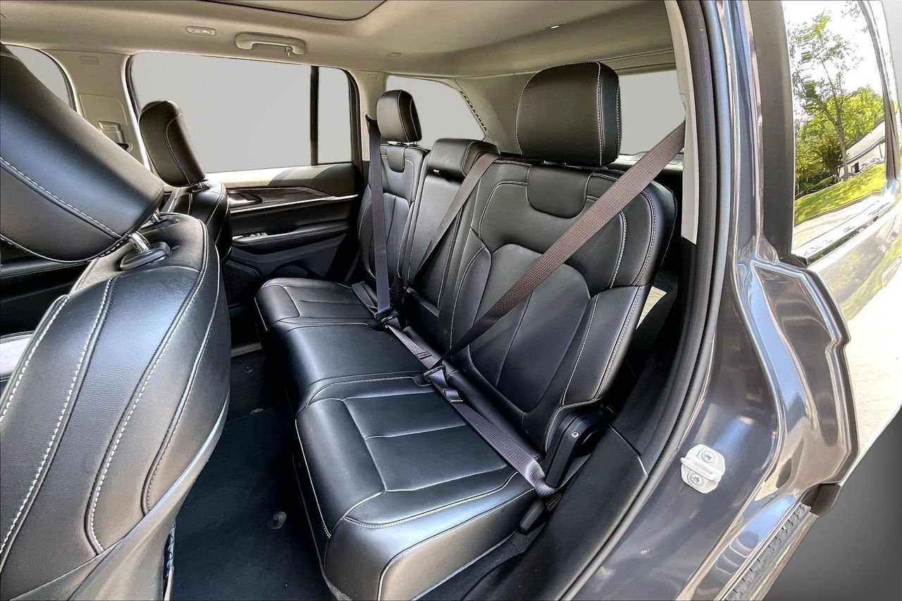 Certified 2023 Jeep Grand Cherokee Limited w/ Black Appearance Package AWD/4WD image 23