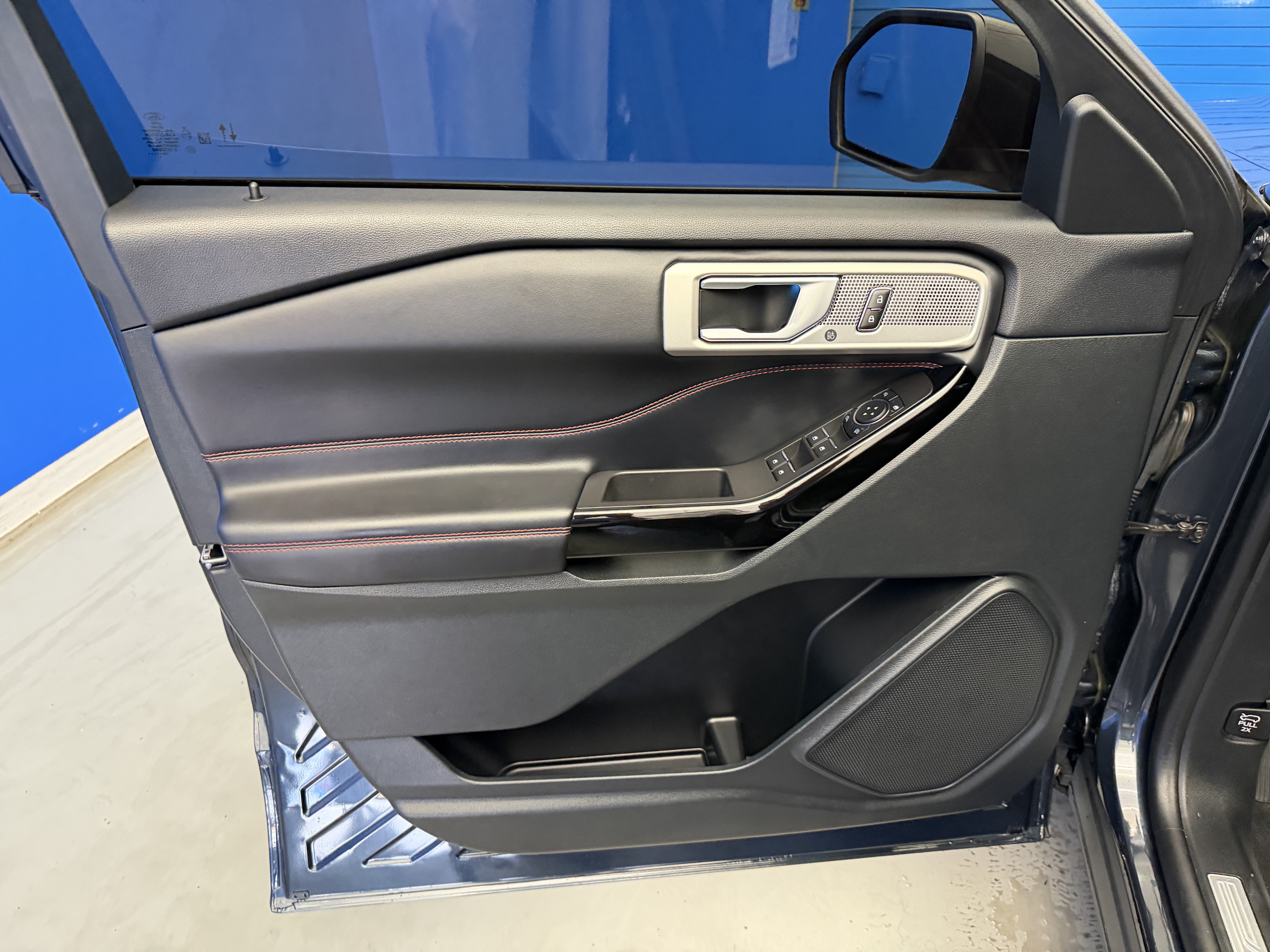 Used 2023 Ford Explorer ST-Line w/ Class IV Trailer Tow Package AWD/4WD image 9