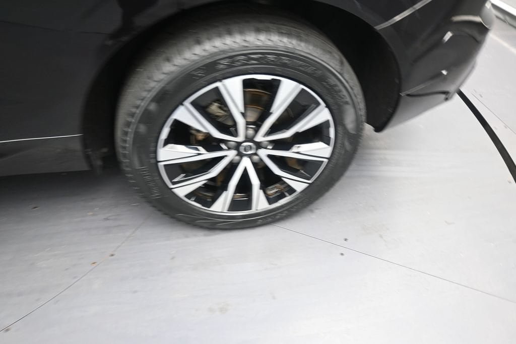 Certified 2024 Volvo XC60 B5 Plus AWD/4WD image 13