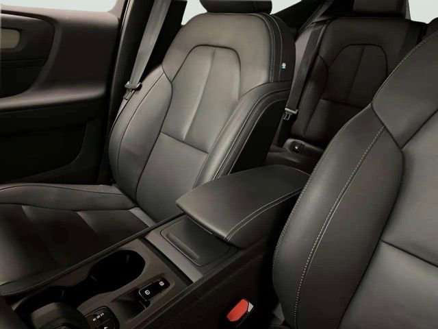 Used 2025 Volvo XC40 B5 Core image 26