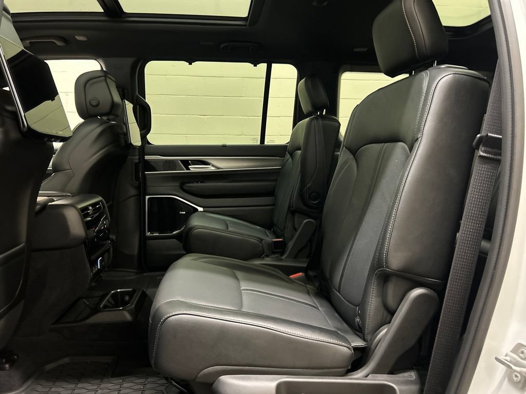Used 2025 Jeep Wagoneer Series III w/ Premium Group I AWD/4WD image 8