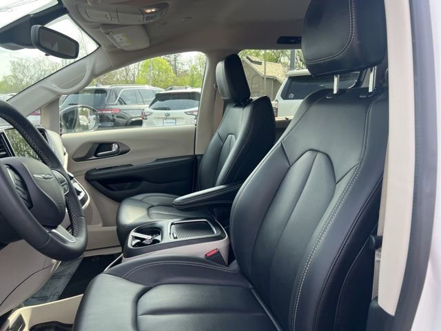 Used 2024 Chrysler Pacifica Touring-L FWD image 3