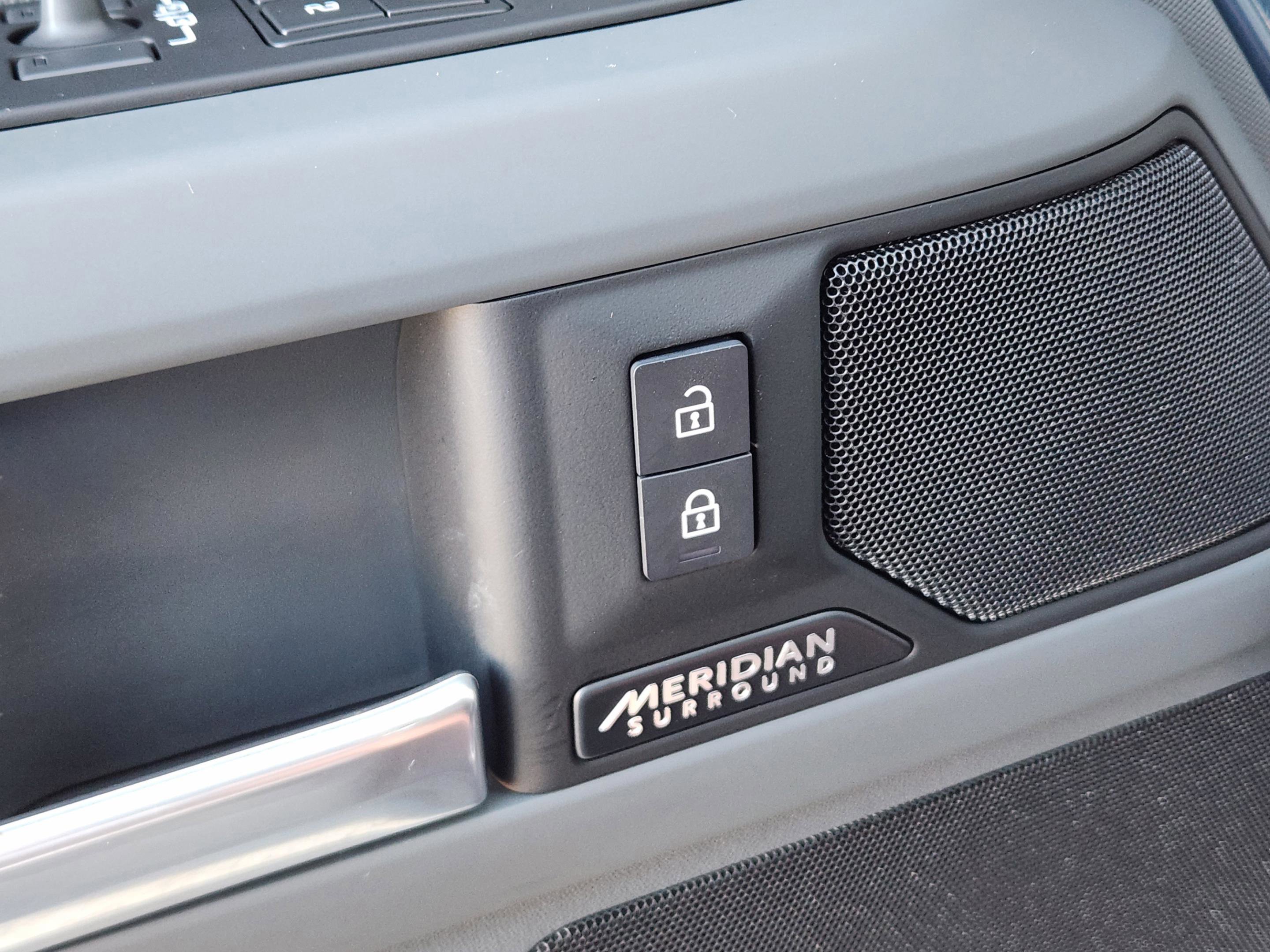 Used 2025 Land Rover Defender 110 X-Dynamic SE image 23