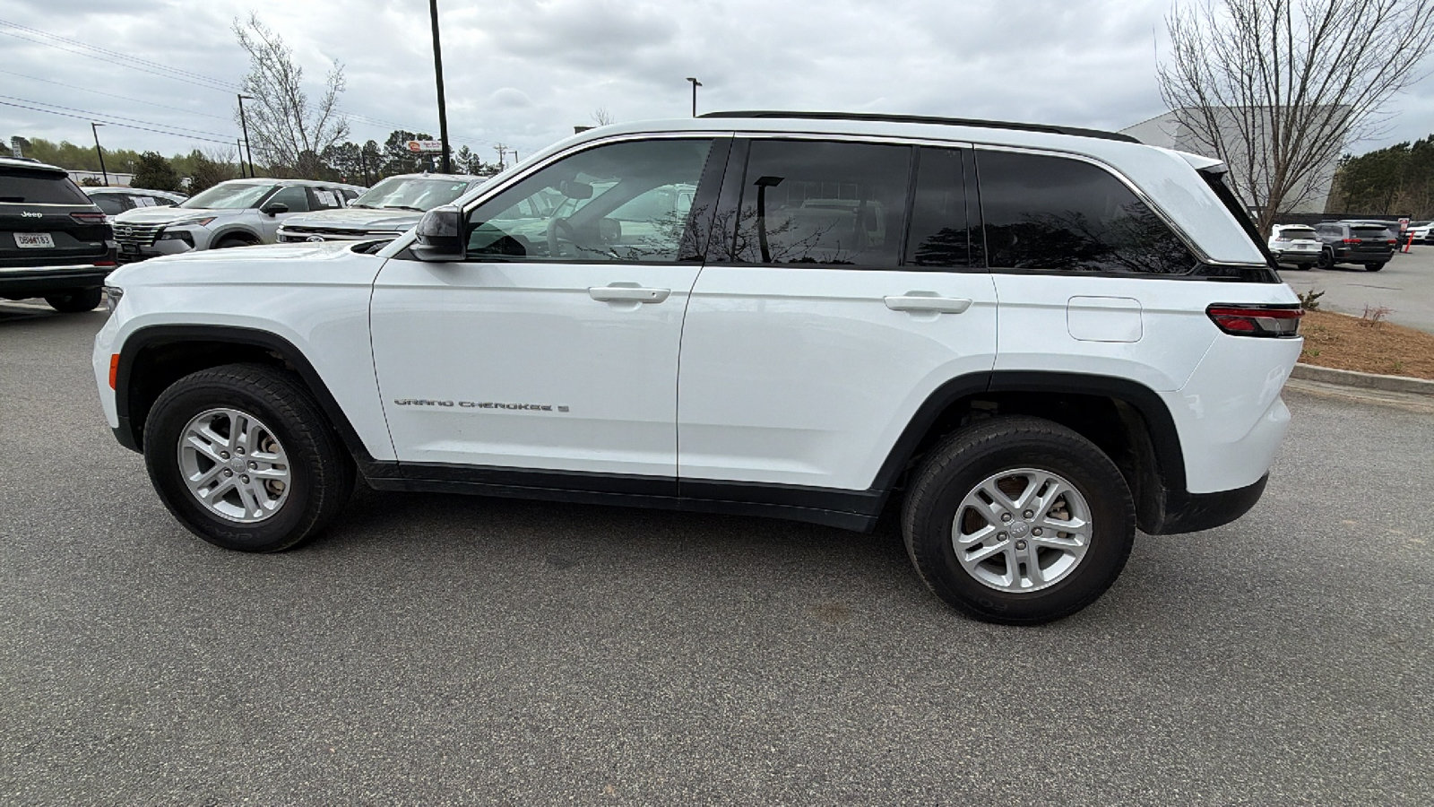 Certified 2024 Jeep Grand Cherokee Laredo AWD/4WD image 11