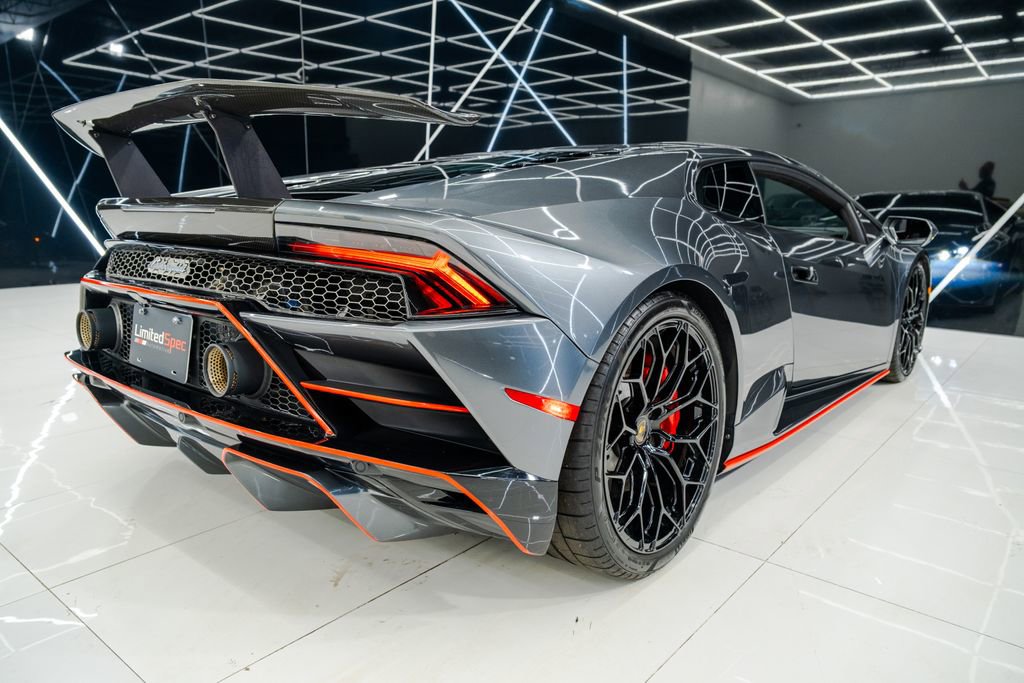 Used 2021 Lamborghini Huracan EVO image 18