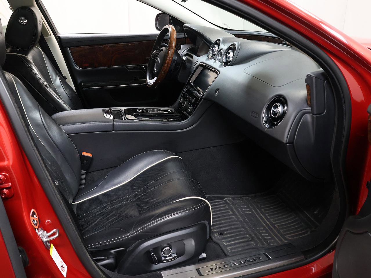 Used 2018 Jaguar XJ R-Sport image 38