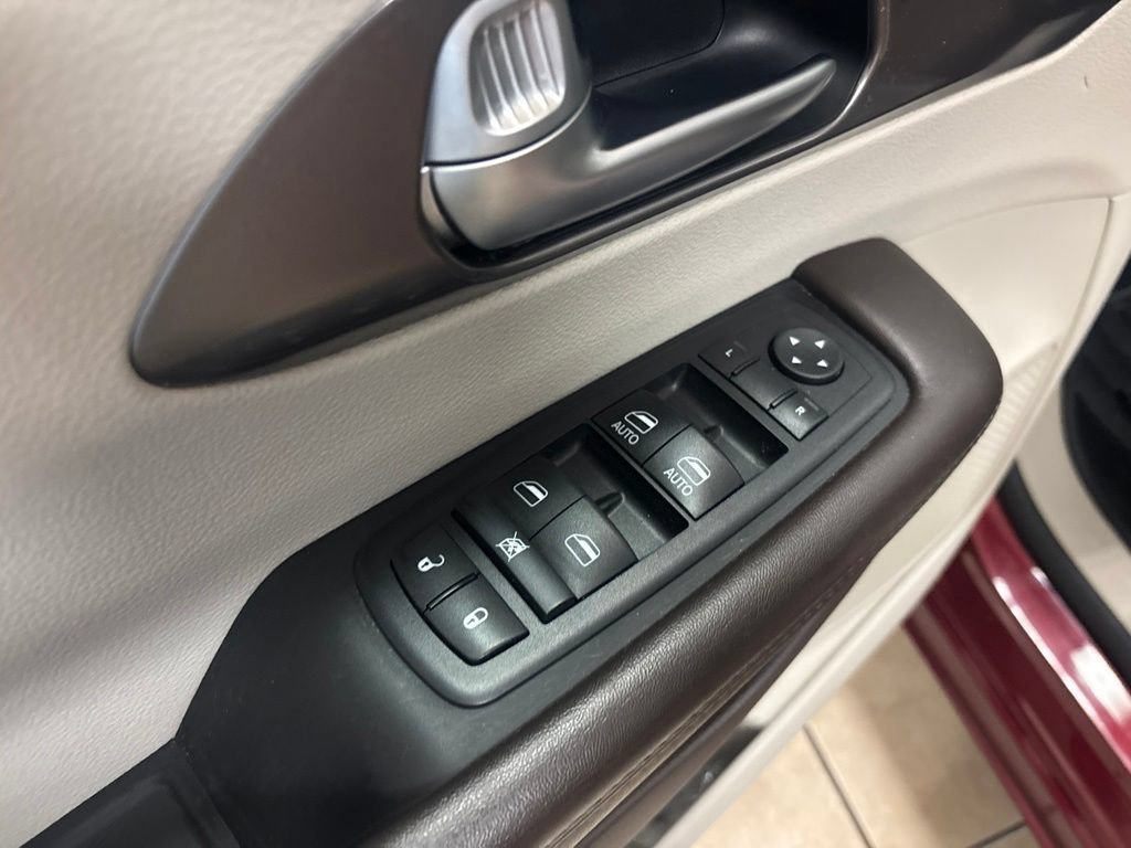 Used 2017 Chrysler Pacifica Touring Plus w/ Tire & Wheel Group FWD image 20