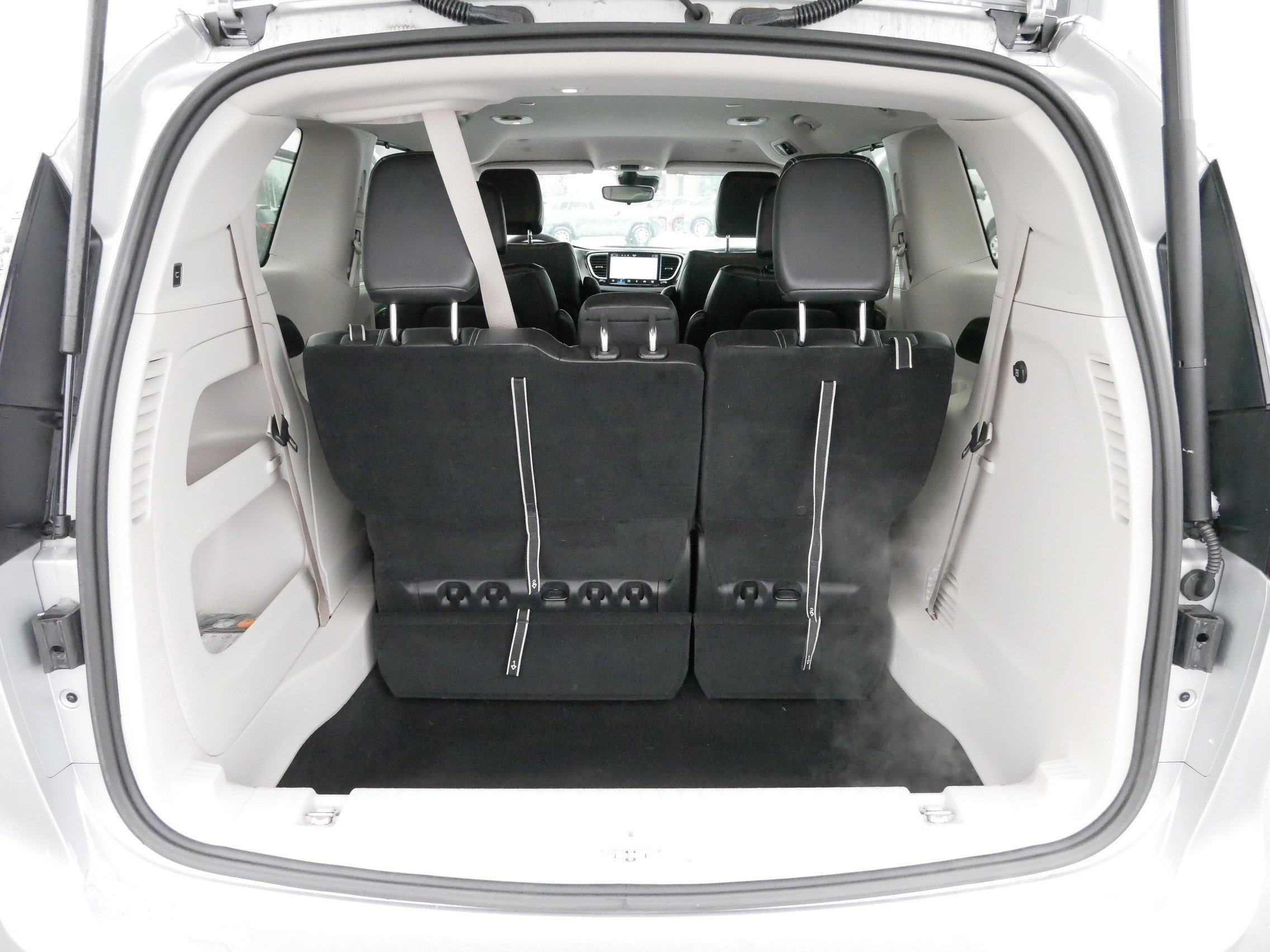 Used 2024 Chrysler Pacifica Touring-L image 18