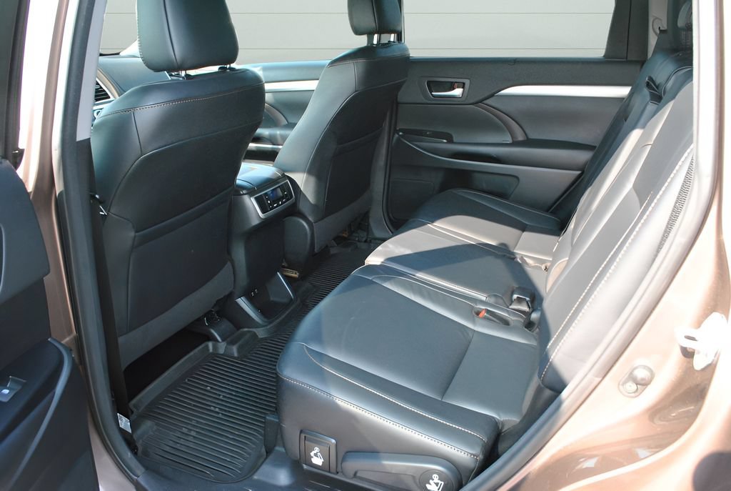 Used 2017 Toyota Highlander XLE AWD/4WD image 10