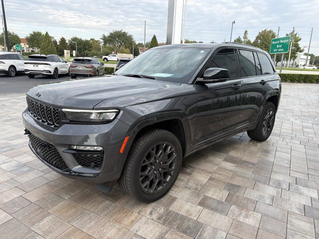 Used 2025 Jeep Grand Cherokee Summit w/ Obsidian Package AWD/4WD image 6