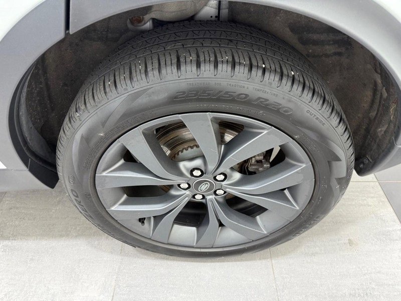 Used 2023 Land Rover Discovery Sport SE image 5