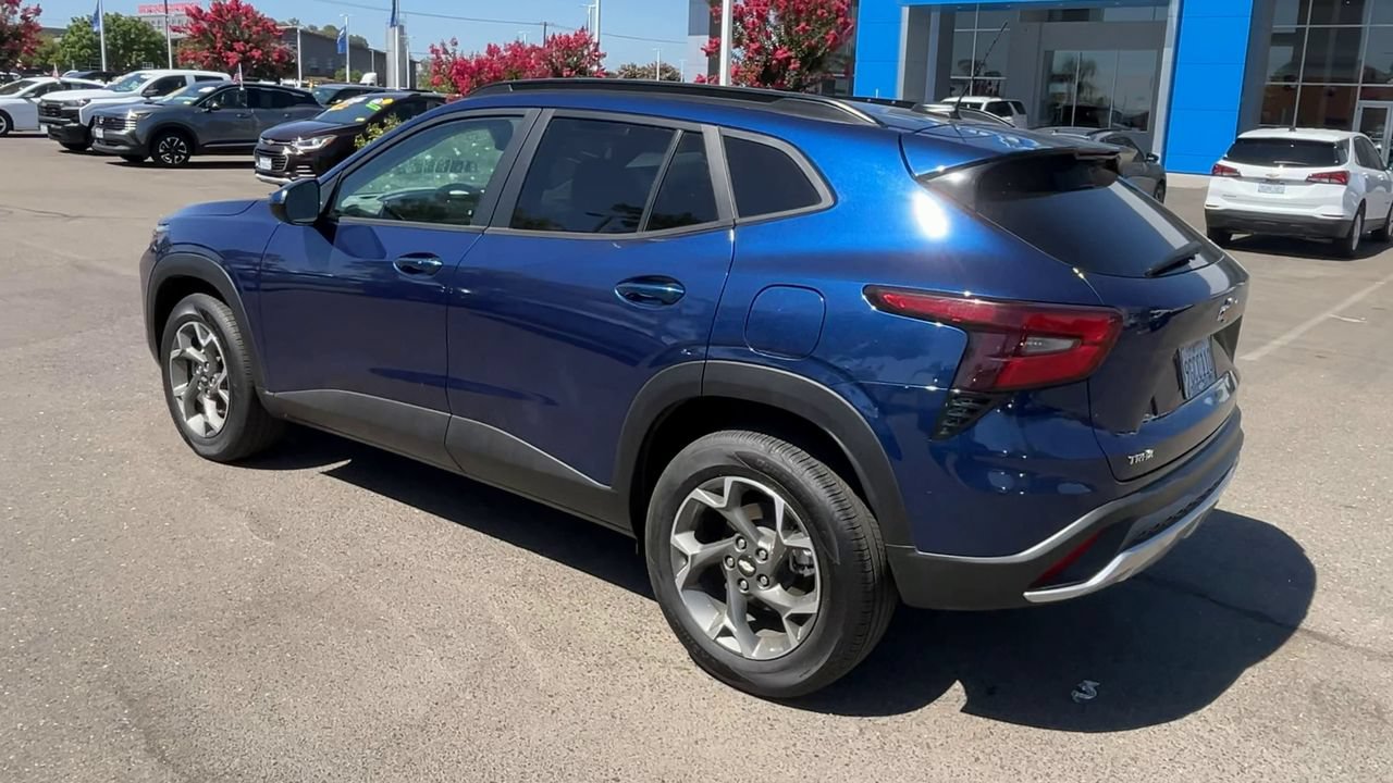 Used 2024 Chevrolet Trax LT w/ LT Convenience Package FWD image 5