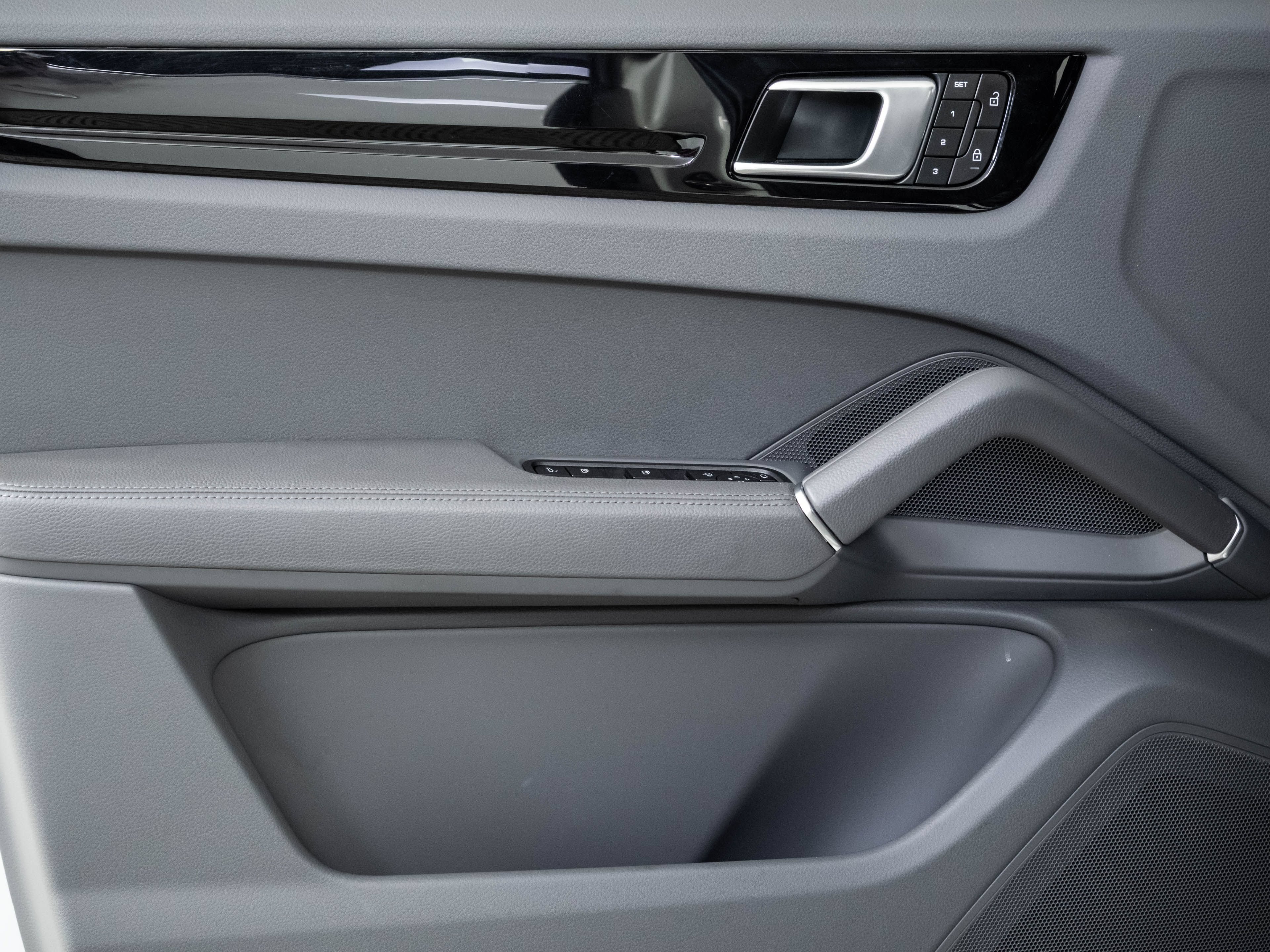 Certified 2023 Porsche Cayenne AWD/4WD image 6