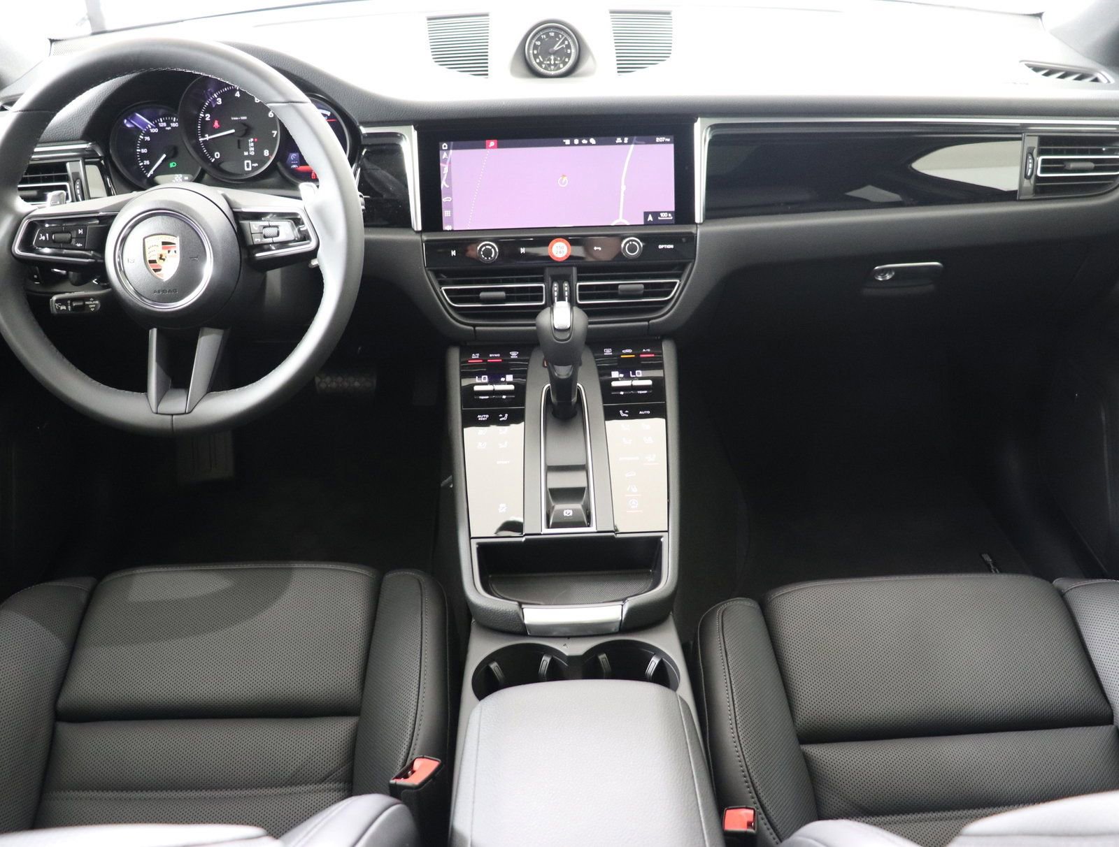 Certified 2025 Porsche Macan AWD/4WD image 19
