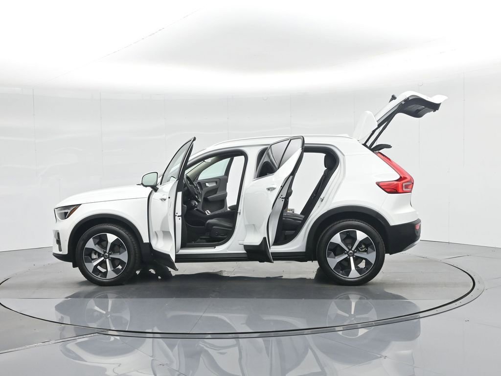 Used 2025 Volvo XC40 B5 Plus image 41